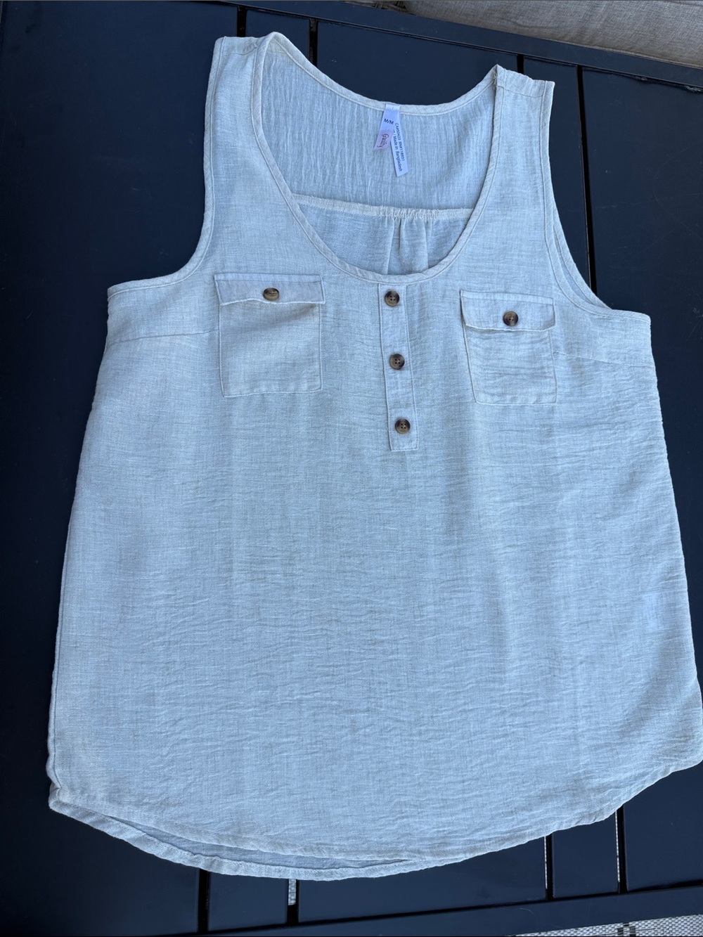 Guilty size med casual Light Cream Sleeveless Button-Front Tank Top